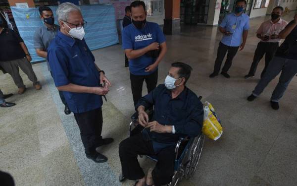 Ismail Sabri (depan, kiri) berbual bersama orang awam Azni Yahya (depan, tengah) dan bapanya Yahya Kadir (duduk) yang dibenarkan pulang selepas dirawat di hospital Hospital Sultan Haji Ahmad Shah selama 12 hari sehingga hari ini.  Ismail turut luangkan masa 30 minit bertemu dengan ahli keluarga sahabatnya yang dirawat di hospital itu. 