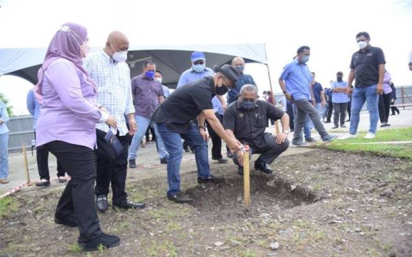 Ronald (empat dari kiri) ketika menyempurnakan majlis pecah tanah projek naik taraf Pasar Tamu Beluran pada Ahad.