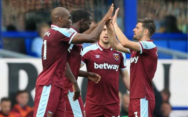 Ogbonna (kiri) meraikan jaringan bersama pemain West Ham United selepas meledak jaringan. Foto AFP