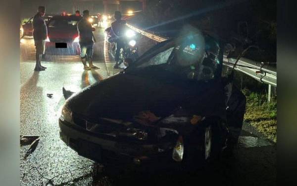 Kereta dipandu mangsa terputus dua selepas terlibat dalam kemalangan di kilometer 28 Jalan Kuala Selangor-Kuala Lumpur pada Ahad.