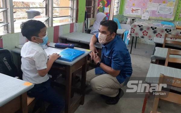 Menteri Kanan Pendidikan, Senator Datuk Dr Mohd Radzi Md Jidin (tengah) semasa melawat salah sebuah kelas di Sekolah Kebangsaan Tengku Zainun pada Isnin.