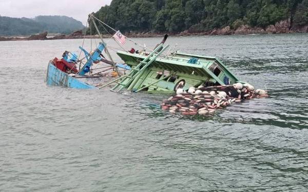 Bot nelayan tempatan tenggelam selepas kesemua krew diselamatkan Maritim Malaysia Zon Kemaman, petang Ahad. Foto: Ihsan Maritim Malaysia Zon Kemaman