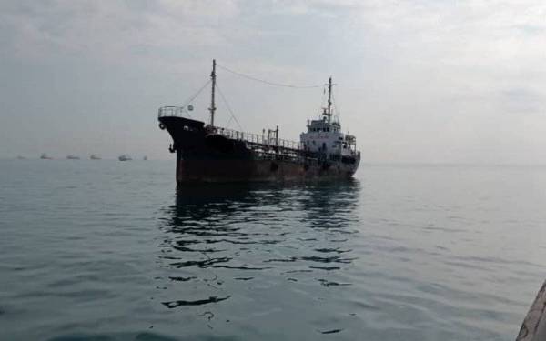 Kapal tangki yang membawa muatan minyak diesel tanpa dokumen kebenaran ditahan Maritim. - Foto ihsan Maritim Malaysia Zon Kemaman.
