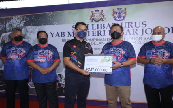 Menteri Besar Johor, Datuk Ir Hasni Mohammad (dua dari kanan) menyampaikan geran Geran Komuniti Iskandar Puteri Rendah Karbon 1.0 kepada penerima. - Foto Facebook MBIP
