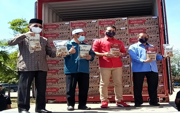 Nik Muhammad Zawawi (kiri) bersama Tuan Mohd Saripudin (dua dari kiri) dan Asharuddin (dua dari kanan) menunjukkan produk Akifcafe yang akan dieksport ke Timur Tengah semasa majlis 'Flag Off' di Pusat Transformasi Luar Bandar (RTC) Kota Bharu pada Isnin.