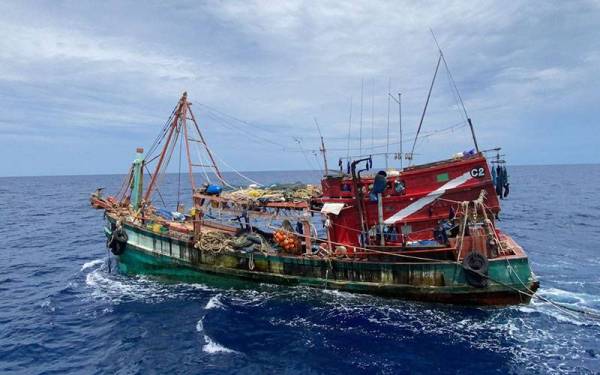 Bot nelayan asing Vietnam yang ditahan KM Gemia dalam OP Kuda Laut pada Sabtu.