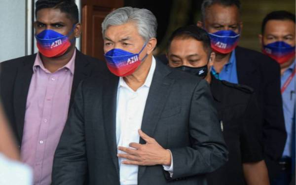 Ahmad Zahid meninggalkan Kompleks Mahkamah Tinggi pada Isnin selepas prosiding hujahan sesi pagi di akhir kes pendakwaan bagi kesnya ditangguhkan.  - Foto Bernama 