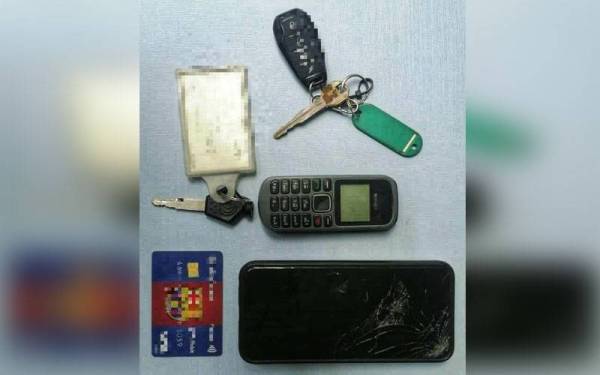 Telefon milik mangsa yang ditemui semula selain kunci kereta dan motosikal antara barangan yang dirampas dalam serbuan pada Khamis. Foto: ihsan PDRM