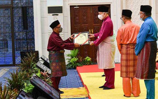 Timbalan Yang di-Pertuan Agong, Sultan Nazrin Shah berkenan menyampaikan Anugerah Pengamal Media kepada wartawan Astro Awani Abd Razak Mohd Ali. - Foto Bernama