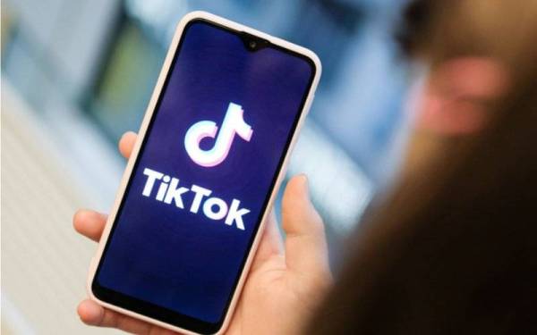 Guru guna aplikasi TikTok sebagai ruang perkongsian ilmu kepada pelajar. - Foto Bernama