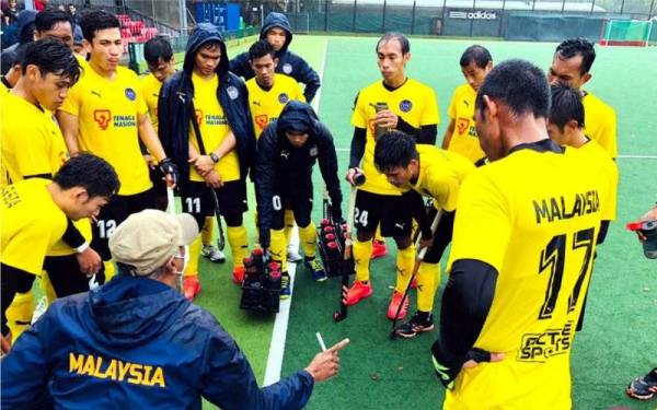 Arulselvaraj ketika memberikan arahan taktikal kepada pemain Speedy Tigers semasa perlawanan persahabatan itu. - Foto MHC