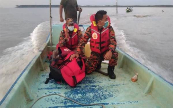 Mayat mangsa dijumpai terapung dibawa untuk diserahkan kepada pihak polis. - Foto ihsan Bomba Perak