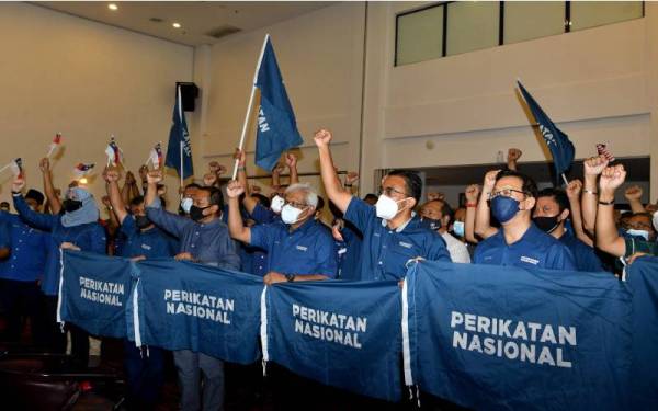 Hamzah (tengah) bersama barisan pimpinan tertinggi parti dan parti komponen bergambar kenangan pada Majlis Pelancaran Gempur PN bagi kempen Pilihan Raya Negeri Melaka, pada Selasa. - Foto Bernama 