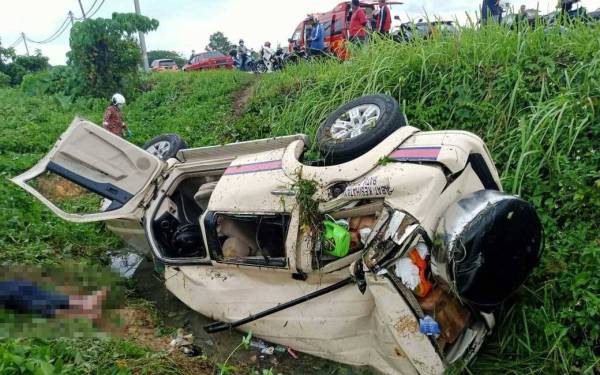 Kenderaan pacuan empat roda KKM yang terlibat dalam kemalangan di Jalan Jelapang, berhampiran Taman Meru Perdana, Ipoh pada Rabu. - Foto JBPM Perak