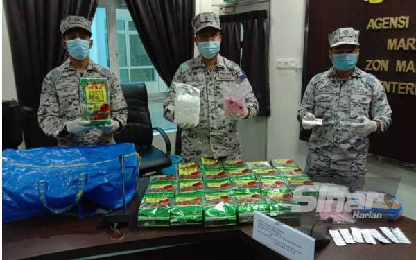 Nurul Hizam (tengah) menunjukkan bungkusan dadah pelbagai jenis ditemui di sebuah togok di perairan Parit Jawa, Muar pada sidang akhbar di Bilik Mesyuarat Operasi Zon Maritim Batu Pahat pada Rabu.