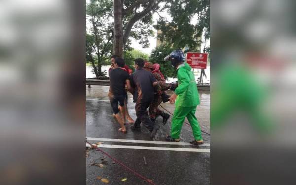 Seorang anggota bomba dipercayai pengsan semasa melakukan kerja-kerja penyelamatan di Sungai Putat di sini pada Rabu.