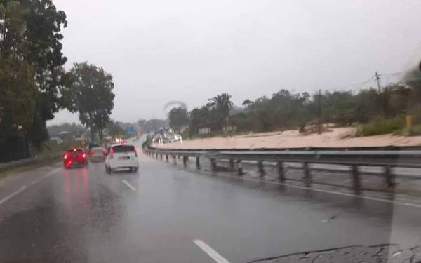 Keadaan laluan Lebuhraya Ipoh-Lumut berhampiran Rancangan Perumahan Awam (RPA) Changkat Sodang di sini yang dinaiki air akibat banjir kilat pada Rabu. -Foto: Pembaca