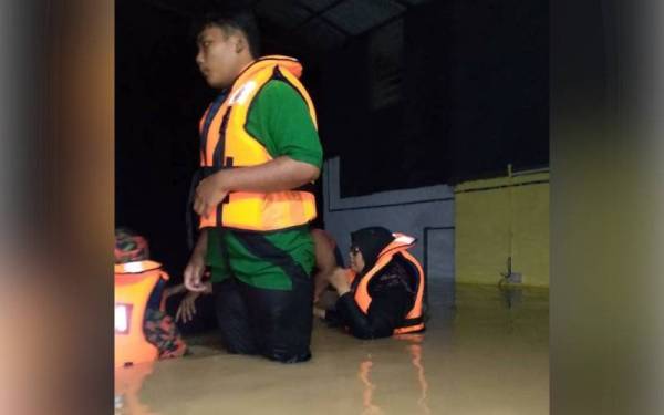 Penduduk di Taman Dataran Abadi dipindahkan dengan bot bomba ke PPS Surau Abadi.