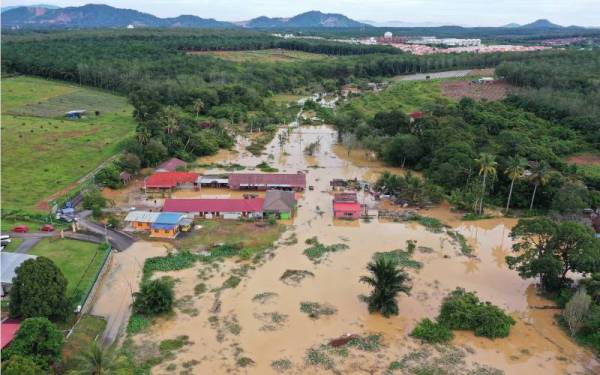 Keadaan banjir di Kampung Belimbing Dalam dekat Durian Tunggal, pada Khamis. - Foto Bernama 