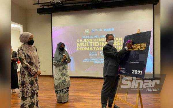 Menteri di Jabatan Perdana Menteri (Ekonomi), Datuk Seri Mustapa Mohamed menyempurnakan Majlis Pelancaran Kajian Kemiskinan Multidimensi Permatang Pauh di Universiti Malaya di ibu negara, pada Khamis.