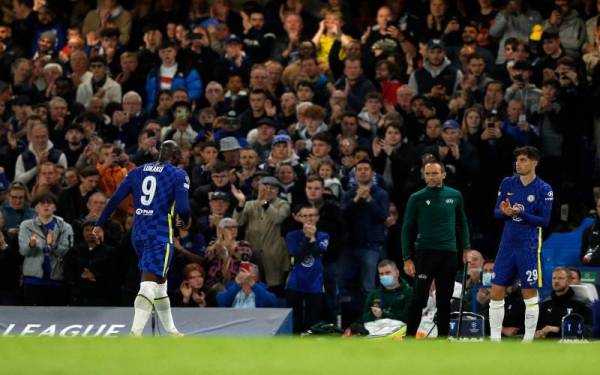 Lukaku (kiri) ketika meninggalkan padang selepas mengalami kecederaan semasa perlawanan menentang Malmo FF di Stamford Bridge, London. - Foto: AFP