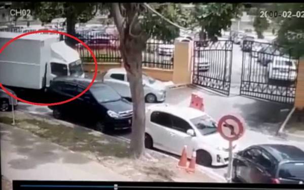 Tular rakaman CCTV memaparkan lori berwarna putih (dalam bulatan) terlebih dahulu dilihat melanggar sebuah kereta berwarna merah dan sebuah lagi kenderaan