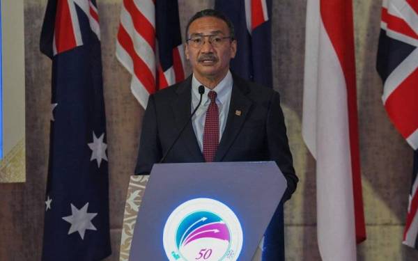  Menteri Kanan Pertahanan Datuk Seri Hishammuddin Tun Hussein pada sidang media selepas Mesyuarat Menteri-Menteri Pertahanan FDMM ke-11 dan Sambutan Peraturan Pertahanan Lima Negara (FPDA) ke-50 hari ini. - Foto Bernama