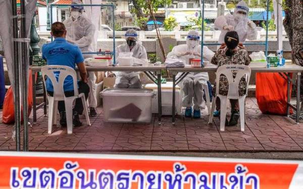 Dalam tempoh 24 jam, Thailand mencatatkan 9,727 kes baharu Covid-19 dan 73 kematian, menjadikan jumlah terkumpul kes setakat ini 1,821,579 dan 18,559 kematian. - Foto fail AP