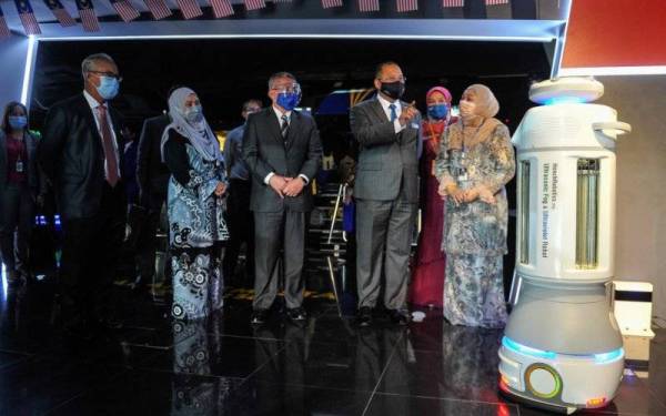 Menteri Sains, Teknologi dan Inovasi Datuk Seri Dr Adham Baba hadir pada Majlis Pelancaran 'Big Bang Astronomy' Planetarium Negara 2021 di Planetarium Negara hari ini. - Foto Bernama