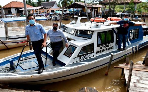 Timbalan Menteri Kewangan I, Mohd Shahar Abdullah (depan) tiba di Jeti Nelayan Pernu selepas melawat ke Pulau Undan pada sidang akhbar sempena Jelajah Bajet 2022 di Melaka pada Khamis. - Foto Bernama