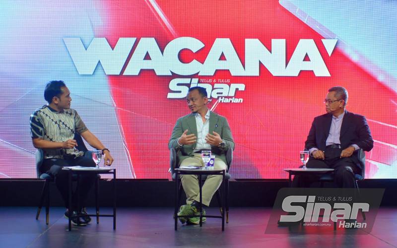 Wacana Sinar Harian edisi ke-300 membincangkan topik Belanjawan 2022: Halatuju Kesihatan dan Pendidikan Negara. Dari kiri, Ismail Adnan Hamid selaku moderator, panelis Dr Maszlee Malik (tengah),Datuk Dr Zainal Ariffin Omar dan Dr Dzulkefly Ahmad pada Khamis. FOTO - SINAR HARIAN / ASRIL ASWANDI SHUKOR. 