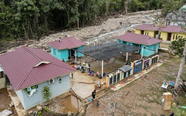 Keadaan sekitar kawasan pusat penginapan dan chalet milik Siti Hajar Abdul Hamid,46 yang terletak di Jalan Titi Hayun mengalami kerugian anggaran RM95,000 selepas chaletnya itu rosak teruk - Foto Bernama