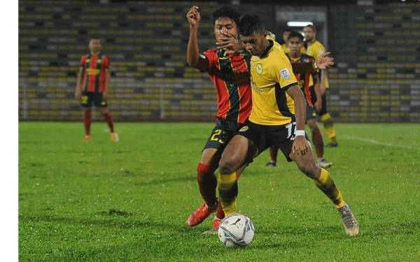 Antara aksi menarik pertemuan Perak menentang Kedah Darul Aman di Stadium Perak.