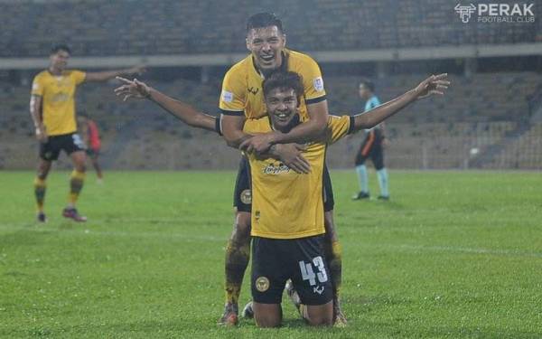 Pemain import, Sergio Aguero (atas), meraikan jaringan pemain muda, Muhamad Syahir Bashah pada perlawanan berkenaan. FOTO: Perak FC