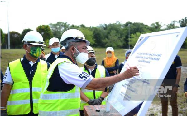 Syed Abu Hussin menandatangani plak peletakan batu asas cadangan tapak pembinaan kuarters LKIM ketika Majlis Pra Pelancaran Sambutan Jubli Emas 50 Tahun LKIM di Wisma LKIM, Pulau Meranti di Puchong pada Jumaat. - Foto Sinar Harian MOHD HALIM ABDUL WAHID.