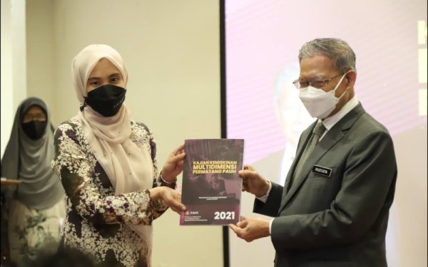 Nurul Izzah dan Menteri di Jabatan Perdana Menteri (Ekonomi), Datuk Seri Mustapa Mohamed memegang laporan Kajian Kemiskinan Multidimensi Permatang Pauh.