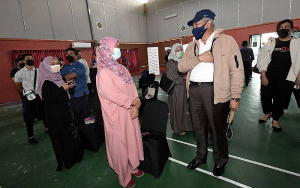 Annuar beramah mesra dengan para peserta yang terdiri daripada belia, kaum ibu dan penduduk setempat pada sesi dialog majlis Program Gerakan #SayaDigital hari ini. Foto Bernama