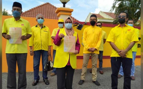 Hamidah bersama Ahli Jawatankuasa Putra Perak menunjukkan memorandum bantahan yang dihantar ke KPDNHEP Perak di hadapan Bangunan Persekutuan Greentown, di sini pada Jumaat.