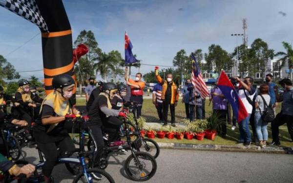 Muhyiddin (tengah) melakukan pelepasan Kayuhan Santai Sempena Hari Sukan Negara Peringkat DUN Gambir di pekarangan Dewan Serbaguna Bukit Gambir, pekan Gambir, Tangkak, Muar pada Jumaat.