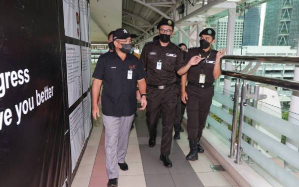 Ronald (kiri) ketika lawatan kerja di Kompleks Kastam dan Imigresen Bangunan Sultan Iskandar di sini pada Jumaat.