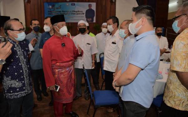 Muhyiddin yang juga ADUN Gambir beramah mesra bersama tetamu yang hadir pada Majlis Perjumpaan Bersama Pemimpin Tempatan DUN Gambir di Dewan Serbaguna Bukit Gambir, Tangkak hari ini.  - Foto Bernama