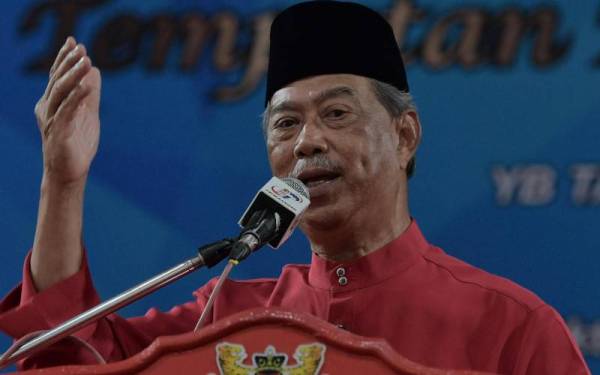 Muhyiddin ketika berucap pada Majlis Perjumpaan Bersama Pemimpin Tempatan DUN Gambir di Dewan Serbaguna Bukit Gambir, Tangkak hari ini. - Foto Bernama