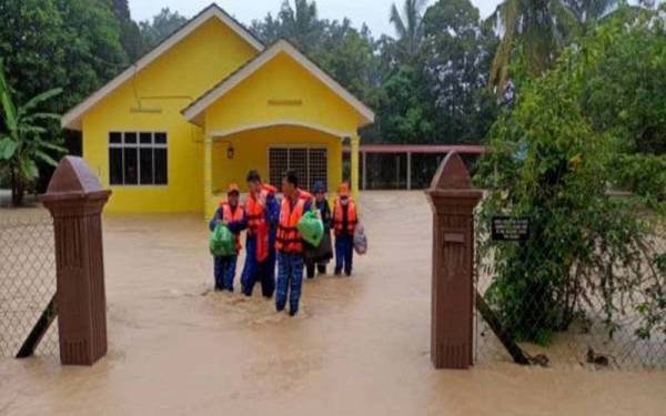 Di Melaka jumlah mangsa banjir pagi ini terus menurun kepada 550 mangsa daripada 145 keluarga setakat jam 8 pagi pada Sabtu berbanding 849 mangsa daripada 215 keluarga, pada 4 jam Jumaat. - Foto fail Sinar Harian