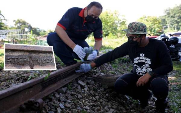 Ketua Unit Pelancongan Majlis Bandaraya Seremban (MBS) Shamaruddin Saidin (kanan) menunjukkan tahun yang tertera pada rel keretapi itu membuktikan ia digunakan pada 1929 yang dianggarkan berusia lebih 100 tahun di Kampung Chedang. - Foto Bernama
Gambar kecil:Tahun yang tertera pada rel keretapi membuktikan ia digunakan pada 1929 dianggarkan berusia lebih 100 tahun di Kampung Chedang.