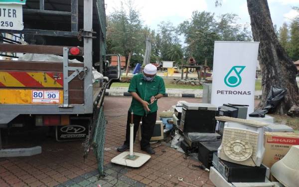 Alias turut sama menyusun barang-barang E- Waste yang dihantar orang ramai sempena Program Pengumpulan E-Waste di Pantai Batu Burok, Kuala Terengganu, pada Sabtu.