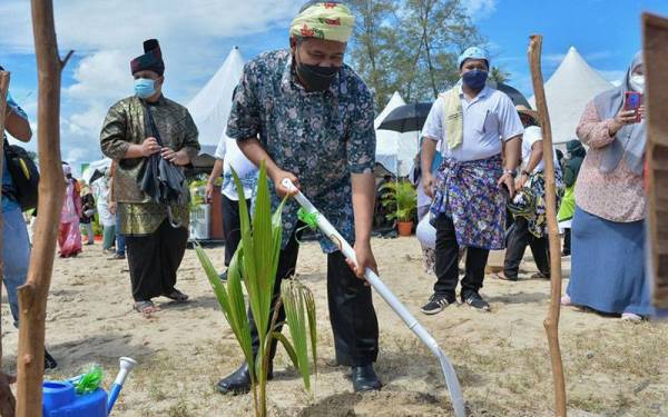 Ariffin menanam anak pokok kelapa sempena Majlis Pengisytiharan Kampung Mangkuk dan Kampung Penarik sebagai Kampung Pelancongan Terengganu pada Sabtu.