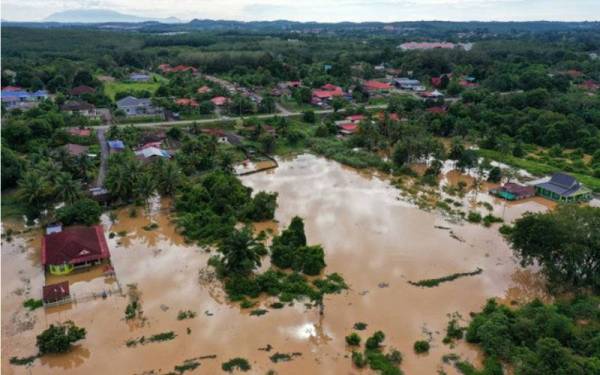 Hujan lebat berterusan mengakibatkan 36 lokasi di tiga daerah di Melaka dilanda banjir kilat. - Foto Bernama