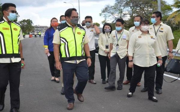 Mohamad Zulkefly (dua dari kiri) ketika meninjau projek jalan pesisir pantai Labuan, di Labuan.