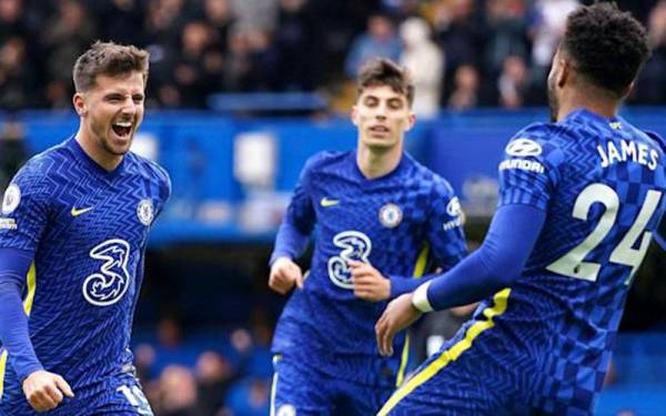 Mount (kiri) muncul wira Chelsea apabila meledak hatrik ketika membelasah Norwich 7-0 di Stamford Bridge sebentar tadi.