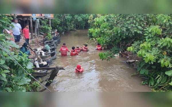 Pasukan bomba dan penduduk kampung memulakan SAR bagi mencari seorang kanak-kanak yang dikhuatiri lemas sebelum mayatnya ditemui tersangkut pada pokok buluh di Sungai Tawau, Kampung Jawa Lanut, Tawau pada pagi Ahad.